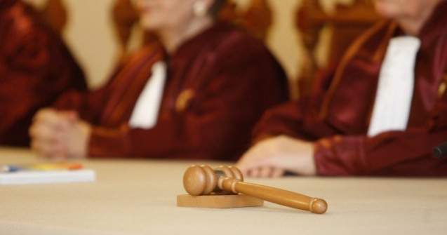 Deputatii si senatorii nu au dreptul sa intermedieze relatia dintre cetateni si autoritati, arata CCR: "Ar fi o forma de control"