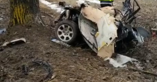 Patru barbati au murit pe loc dupa ce un autoturism s-a izbit de un copac, in Teleorman