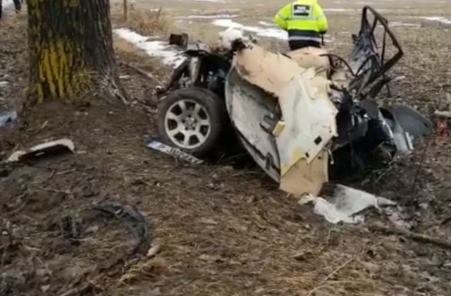 Patru barbati au murit pe loc dupa ce un autoturism s-a izbit de un copac, in Teleorman