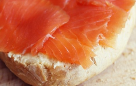 Somon afumat contaminat cu Listeria, retras dintr-un supermarket din Romania