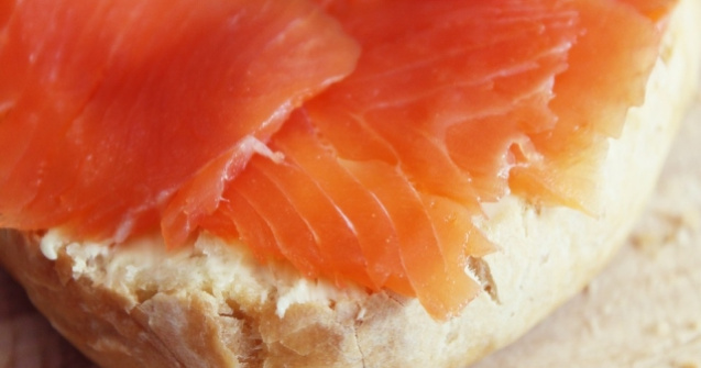 Somon afumat contaminat cu Listeria, retras dintr-un supermarket din Romania