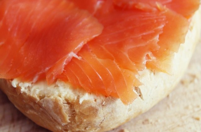 Somon afumat contaminat cu Listeria, retras dintr-un supermarket din Romania