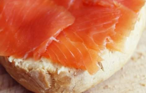 Somon afumat contaminat cu Listeria, retras dintr-un supermarket din Romania