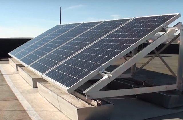 Statul vrea sa ofere 20.000 de lei celor care doresc sa puna panouri fotovoltaice