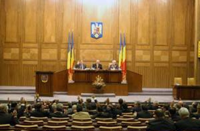 Introducerea pasapoartelor electronice s-a lovit de absenteismul senatorilor