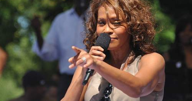 Un fiu "secret" al lui Whitney Houston ar putea mosteni o parte din avere