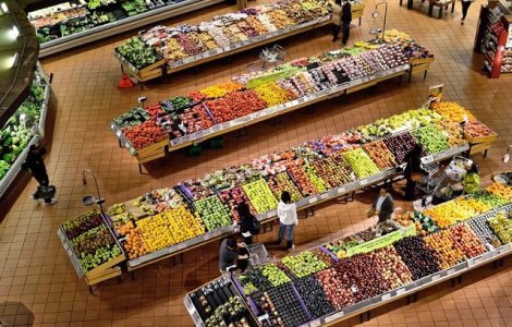 Un politist a fost surprins in timp ce consuma gratis fructe dintr-un supermarket/ VIDEO