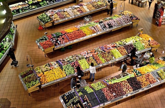 Un politist a fost surprins in timp ce consuma gratis fructe dintr-un supermarket/ VIDEO