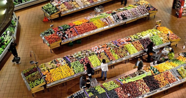 Un politist a fost surprins in timp ce consuma gratis fructe dintr-un supermarket/ VIDEO