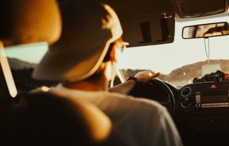 Un tanar a furat o masina pentru a ajunge mai repede la toaleta