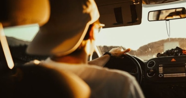 Un tanar a furat o masina pentru a ajunge mai repede la toaleta