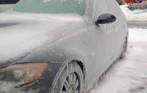 Bilant MAI dupa freezing rain: Peste 360 de masini avariate de copacii cazuti