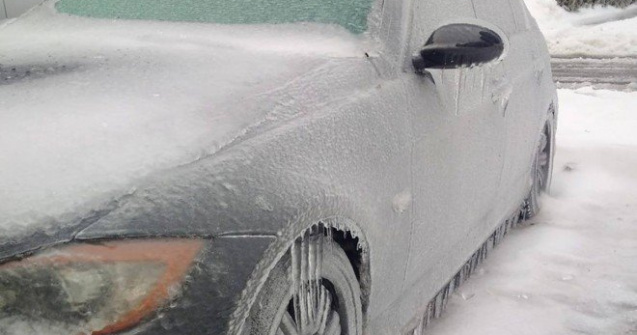 Bilant MAI dupa freezing rain: Peste 360 de masini avariate de copacii cazuti