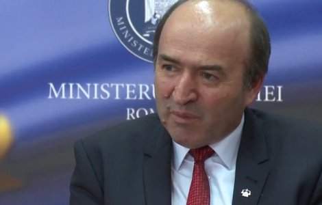 Absolventi ai Universitatii din Iasi ii cer demisia ministrului Justitiei