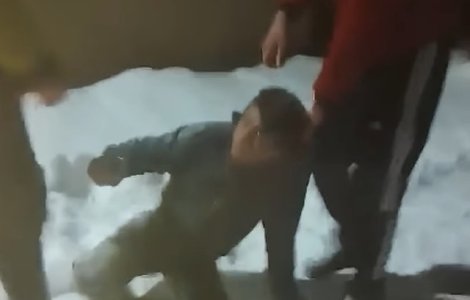 Copil din Botosani, batut si abandonat in zapada/ VIDEO