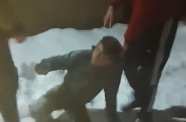Copil din Botosani, batut si abandonat in zapada/ VIDEO