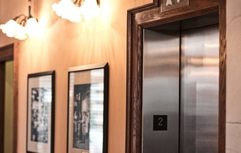 O femeie care a ramas blocata de vineri in lift, salvata abia luni/ VIDEO