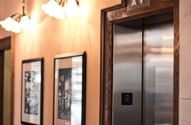 O femeie care a ramas blocata de vineri in lift, salvata abia luni/ VIDEO