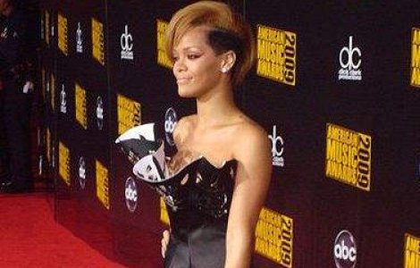 Rihanna, vizata pentru interpretarea lui Whitney Houston