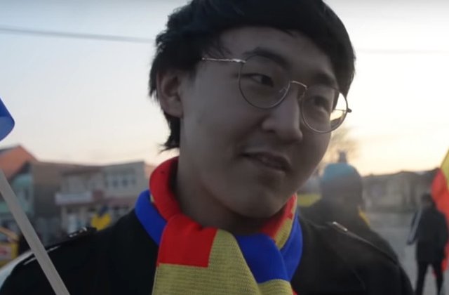 Un student chinez de la Universitatea din Bacau a murit dupa ce a sarit dintr-un tren in mers/ VIDEO