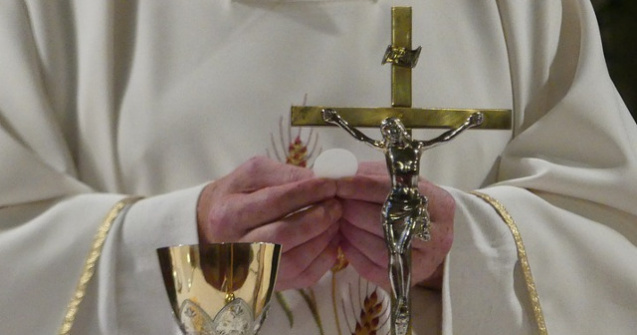Un preot catolic, acuzat ca ar fi incercat sa sarute o maicuta in timpul confesiunii