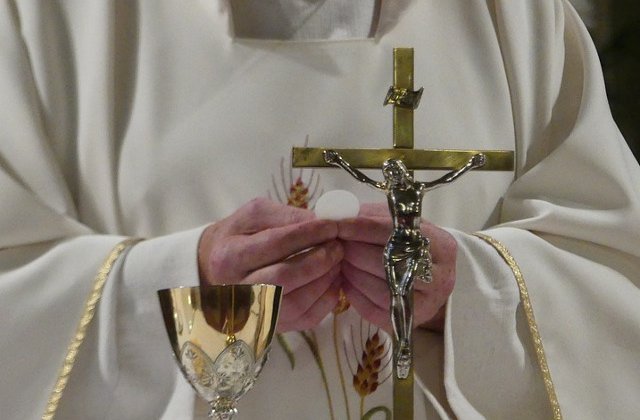 Un preot catolic, acuzat ca ar fi incercat sa sarute o maicuta in timpul confesiunii