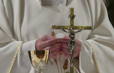 Un preot catolic, acuzat ca ar fi incercat sa sarute o maicuta in timpul confesiunii