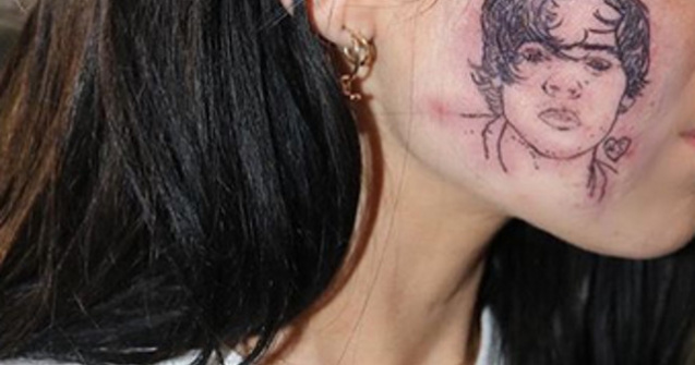 Val de reactii dupa ce o cantareata si-a facut un tatuaj pe obraz/ FOTO