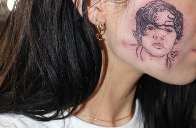 Val de reactii dupa ce o cantareata si-a facut un tatuaj pe obraz/ FOTO