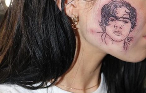 Val de reactii dupa ce o cantareata si-a facut un tatuaj pe obraz/ FOTO