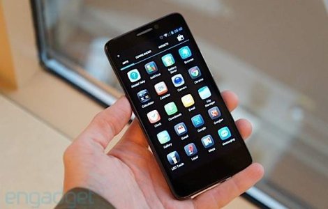 Un tanar a cazut de la balconul unui hotel in timp ce se juca pe telefon