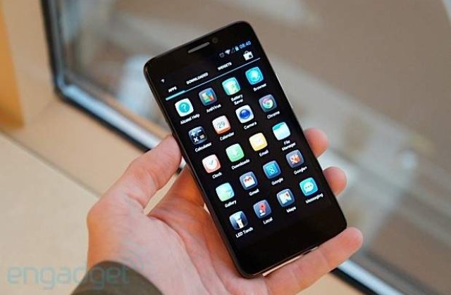 Un tanar a cazut de la balconul unui hotel in timp ce se juca pe telefon