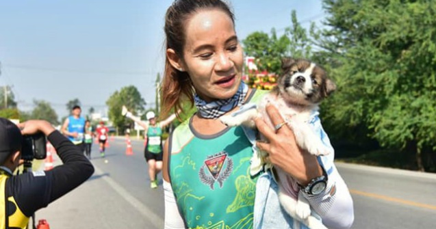 O tanara a terminat o cursa cu un caine pe care l-a salvat in timpul maratonului