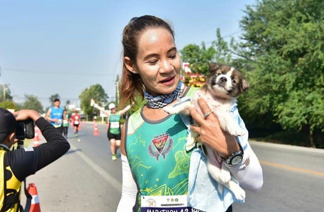 O tanara a terminat o cursa cu un caine pe care l-a salvat in timpul maratonului