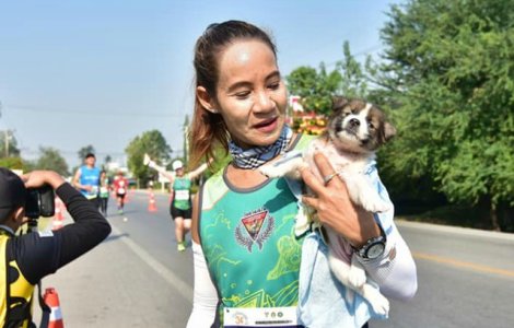 O tanara a terminat o cursa cu un caine pe care l-a salvat in timpul maratonului