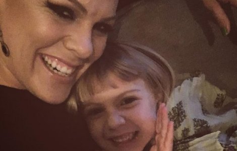 Controverse in mediul online, dupa aparitia unui video in care fiica cantaretei Pink trage cu o pusca