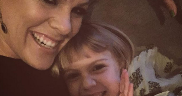 Controverse in mediul online, dupa aparitia unui video in care fiica cantaretei Pink trage cu o pusca