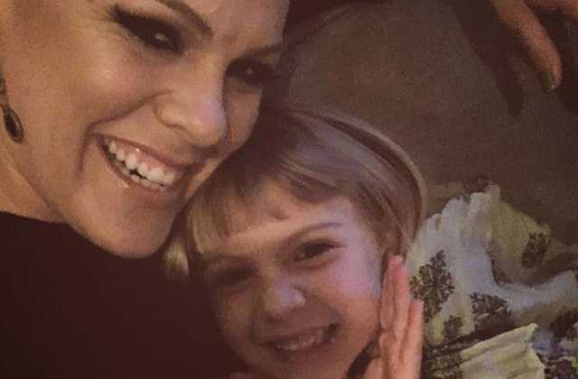 Controverse in mediul online, dupa aparitia unui video in care fiica cantaretei Pink trage cu o pusca