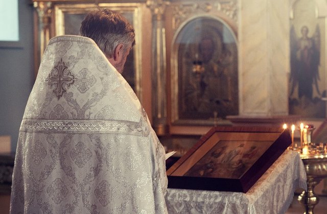 Senator USR: Cu cat vor creste in 2019 salariile preotilor, daca s-au dublat in 5 ani banii alocati de stat?