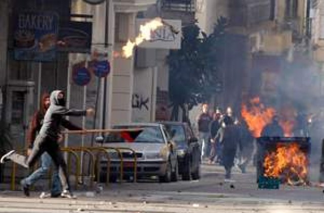 Zeci de tineri mascati au vandalizat banci si magazine dintr-un cartier de lux al Atenei