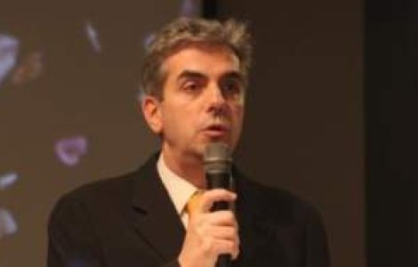 Nicolaescu se adreseaza colegilor: 'Vi s-a intamplat ceva?! V-a cazut in cap o piatra azi-noapte?!'