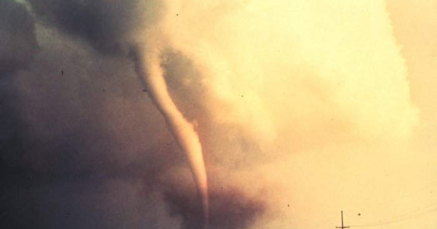 Tornadele din centrul SUA au omorat cel putin 14 persoane