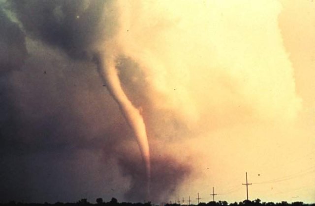 Tornadele din centrul SUA au omorat cel putin 14 persoane