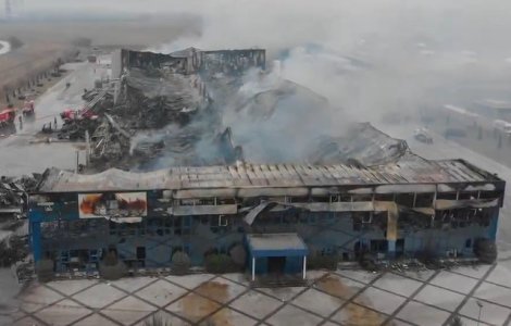 Incendiul de la fabrica de condimente din Alba Iulia nu a fost stins dupa mai bine de 50 de ore. 30 de pompieri actioneaza in continuare