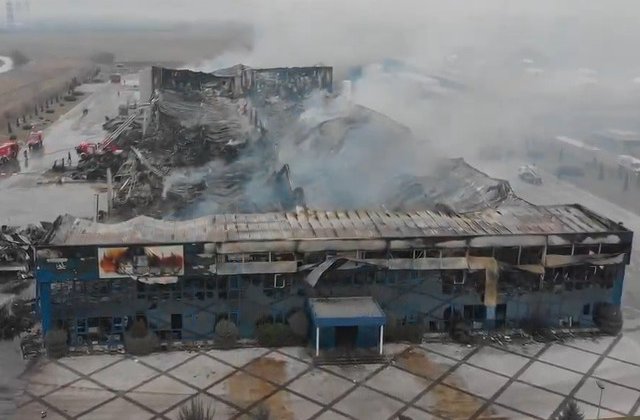 Incendiul de la fabrica de condimente din Alba Iulia nu a fost stins dupa mai bine de 50 de ore. 30 de pompieri actioneaza in continuare