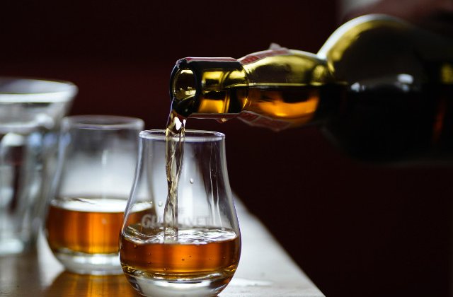 De ce oamenii inteligenti si puternici prefera sa bea whisky sau... whiskey