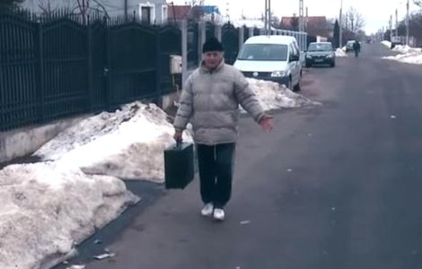 Barbatul care a sustras o valiza criminalistica de la locul unui accident a fost retinut / VIDEO