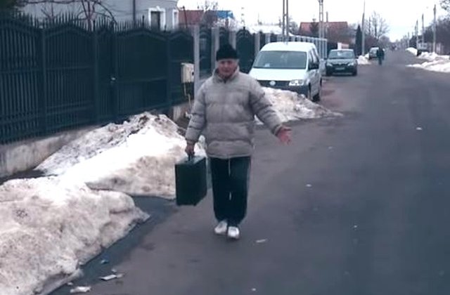 Barbatul care a sustras o valiza criminalistica de la locul unui accident a fost retinut / VIDEO