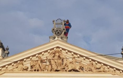Un fost detinut imbracat in Superman ameninta ca se arunca de pe acoperisul Teatrului National din Iasi