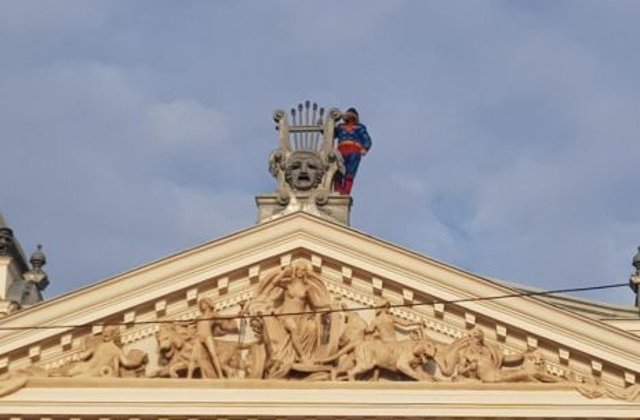 Un fost detinut imbracat in Superman ameninta ca se arunca de pe acoperisul Teatrului  National din Iasi